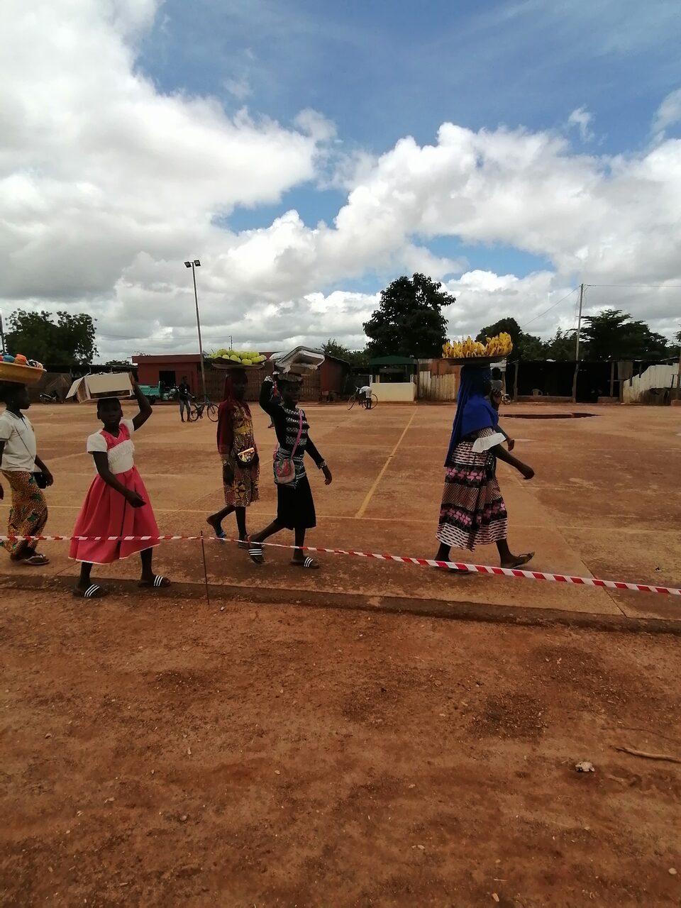 Femmes vendeuses ambulantes