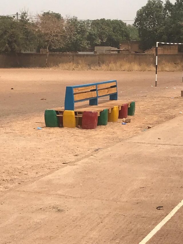 Mobilier urbain, bancs conçus par les artisans locaux
