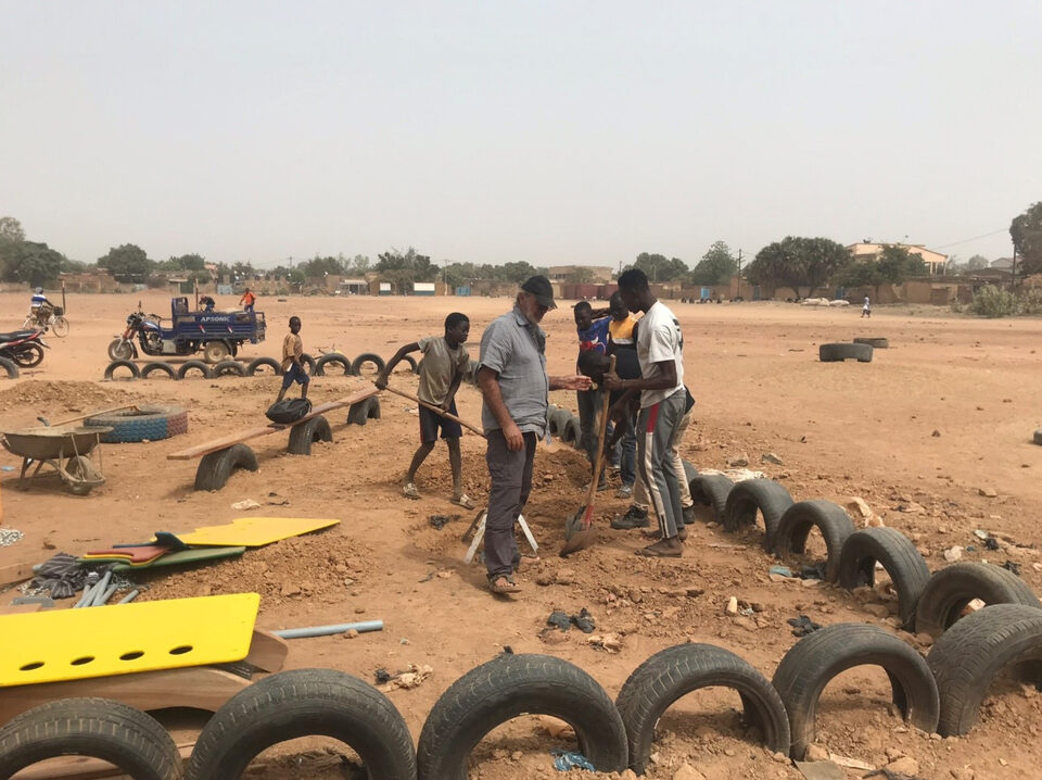 Les artisans locaux accompagnés de Gilles Noé construisent une aire de jeux pour enfants