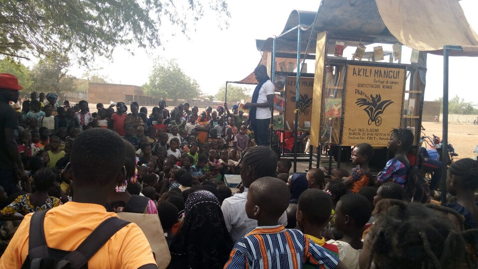 L'association A Kili Mangui organise des sessions de lecture ambulantes