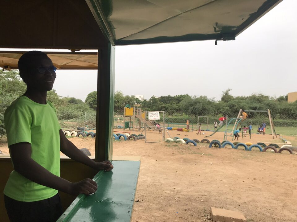 Un kiosque à thé est installé par la PUO à côté des aires de jeux pour qu'une personne puisse surveiller les enfants